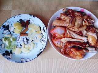 10、家常红烧鸡块,葱姜蒜去皮，切碎，腌制好的鸡块取处出倒在盘子里。