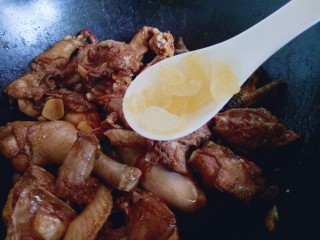 13、家常红烧鸡块,鸡块炒至没有多余的汤汁时加入冰糖，小火继续煸炒，炒至鸡块上色。