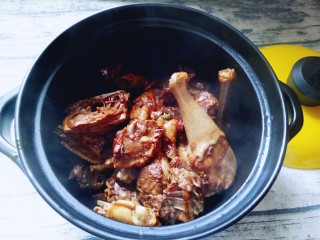 14、家常红烧鸡块,把炒好的鸡块倒入砂锅中。