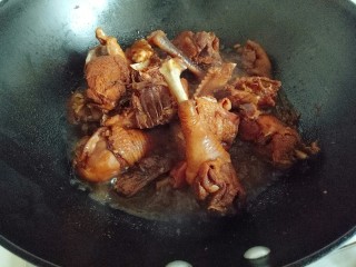 16、家常红烧鸡块,鸡块熟软后，倒回炒锅中，大火收汁，调味可以出锅。