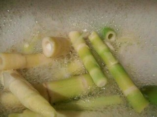 5、笋干老鸭汤,水开下鲜笋焯水5分钟。