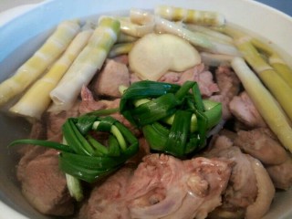 6、笋干老鸭汤,把焯好水的笋和鸭子放一起，加清水，生姜，葱，大火烧开中火炖45分钟。