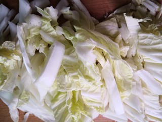 1、白菜丸子汤,白菜清洗干净切成长条