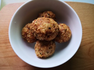 2、白菜丸子汤,准备几个肉丸,事先炸好的。(肉丸的做法可以查阅前面的菜谱)