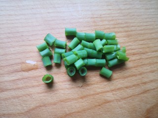 3、白菜丸子汤,葱叶洗净切葱花