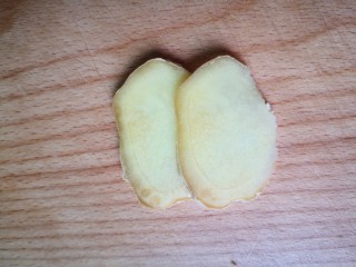 4、白菜丸子汤,姜切片