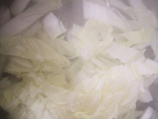 6、白菜丸子汤,放入大白菜焯一下水