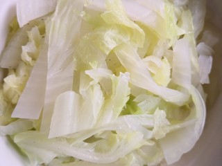 8、白菜丸子汤,清洗干净后放碗里备用