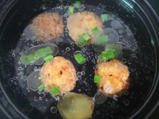 12、白菜丸子汤,放入丸子