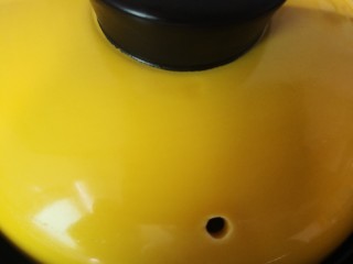 14、白菜丸子汤,盖上锅盖转小火炖15分钟