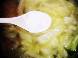 16、白菜丸子汤,调入盐