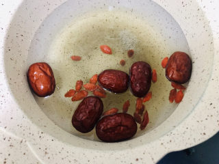 2、荔枝红枣甜汤,锅中放入清水，红枣枸杞大火炖煮