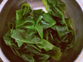 1、海带豆腐汤,盐渍海带冲洗干净  用清水浸泡半个小时