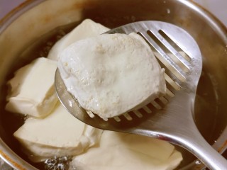 3、海带豆腐汤,豆腐用开水煮2分钟捞出