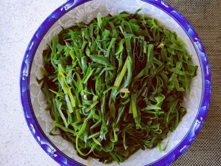 4、海带豆腐汤,海带泡好后切丝