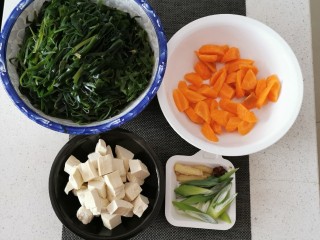 5、海带豆腐汤,胡萝卜切块 豆腐切块 姜切片 葱切小段