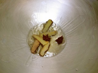 6、海带豆腐汤,起油锅 油热后放入八角 姜片炒香