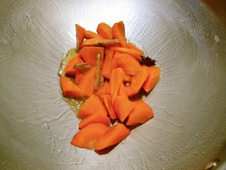 7、海带豆腐汤,放入胡萝卜块翻炒