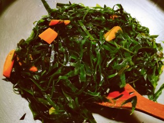 8、海带豆腐汤,放入海带丝 翻炒2-3分钟