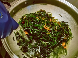 9、海带豆腐汤,倒入足够的清水