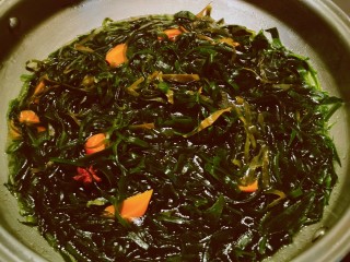 10、海带豆腐汤,大火烧开 转中小火煮至海带达到我们想要的成熟程度