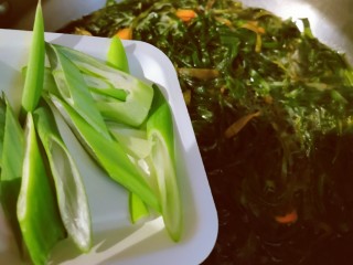 11、海带豆腐汤,放入葱段去腥增香