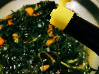 13、海带豆腐汤,放入生抽