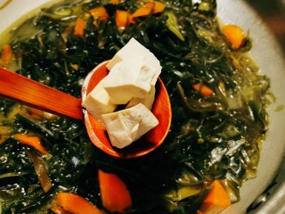 14、海带豆腐汤,放入豆腐 继续煮5分钟