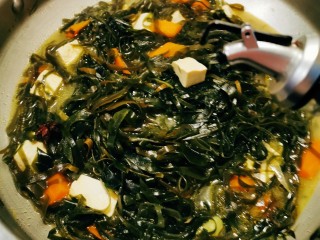 15、海带豆腐汤,倒入芝麻油  关火