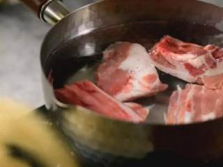 1、白切羊肉汤，汤浓味鲜，香而不腻，做法非常简单,羊排肉冷水下锅焯水