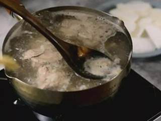 3、白切羊肉汤，汤浓味鲜，香而不腻，做法非常简单,水沸后撇去浮沫，捞出，放入冷水中清洗