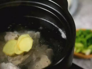 4、白切羊肉汤，汤浓味鲜，香而不腻，做法非常简单,砂锅水沸后，放入羊肉、姜片，小火煲2小时