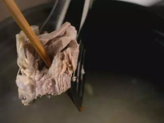 5、白切羊肉汤，汤浓味鲜，香而不腻，做法非常简单,当羊肉能被筷子戳透，捞出放凉