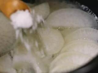 6、白切羊肉汤，汤浓味鲜，香而不腻，做法非常简单,将萝卜片放入锅中，撒入盐，小火煮10分钟