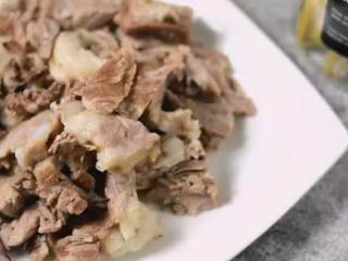 7、白切羊肉汤，汤浓味鲜，香而不腻，做法非常简单,放凉的羊排去骨，切成片备用