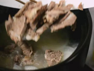 8、白切羊肉汤，汤浓味鲜，香而不腻，做法非常简单,卜断生后，放入羊肉片，大火煮沸