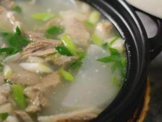 9、白切羊肉汤，汤浓味鲜，香而不腻，做法非常简单,出锅前撒上大蒜叶即可