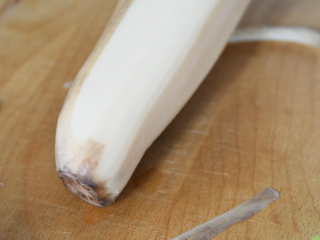 1、又到莲藕季,香煎藕饼才是王道!喷香四溢,简单易学好上手!,先将藕洗净,去皮