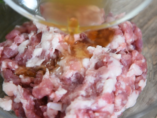 5、又到莲藕季,香煎藕饼才是王道!喷香四溢,简单易学好上手!,再将葱姜汁倒入肉糜中,打入1个鸡蛋,搅拌均匀