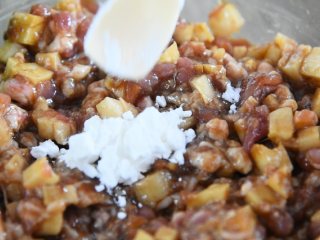 7、又到莲藕季,香煎藕饼才是王道!喷香四溢,简单易学好上手!,然后再倒入3g淀粉,顺时针拌匀