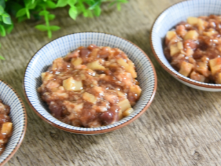 8、又到莲藕季,香煎藕饼才是王道!喷香四溢,简单易学好上手!,取适量肉糜放入小蝶中,轻轻按压成圆饼