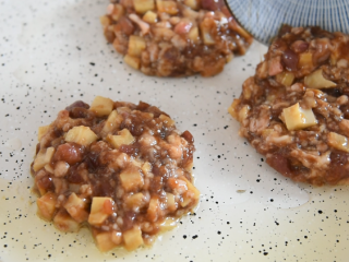 9、又到莲藕季,香煎藕饼才是王道!喷香四溢,简单易学好上手!,开火热锅,淋入少许油,将肉饼轻轻放入锅内