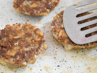 10、又到莲藕季,香煎藕饼才是王道!喷香四溢,简单易学好上手!,小火煎至边缘有焦色时,给藕饼翻面,再用铲轻轻按压