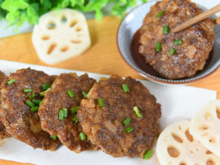 11、又到莲藕季,香煎藕饼才是王道!喷香四溢,简单易学好上手!,煎2分钟,表面金黄盛出,再撒少许葱花点缀即可