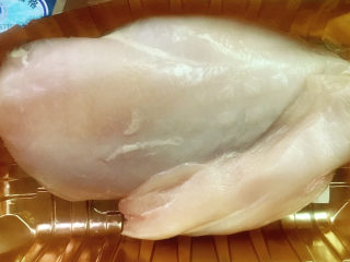 1、莲藕鸡丁,鸡胸脯肉洗干净