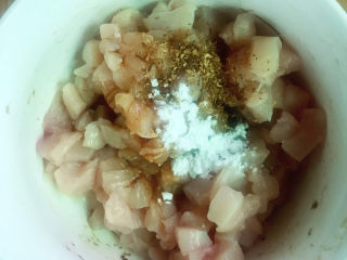 3、莲藕鸡丁,放入花椒粉、淀粉、酱油、黄酒