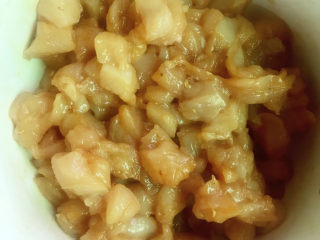 4、莲藕鸡丁,拌匀后腌制一下