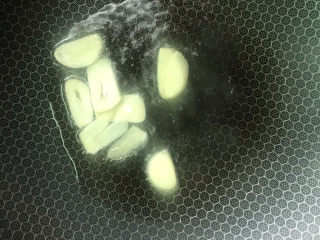 8、莲藕鸡丁,下蒜片炒香