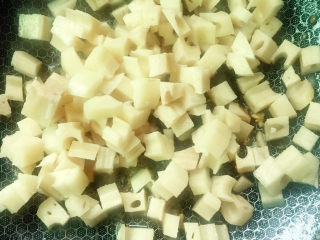 13、莲藕鸡丁,放入藕丁