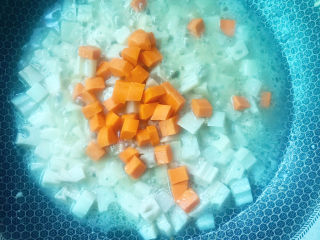 15、莲藕鸡丁,加入胡萝卜粒焖熟